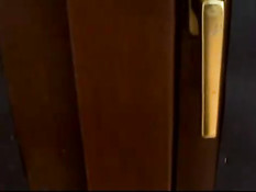 Девчонка с короткой стрижкой делает минет