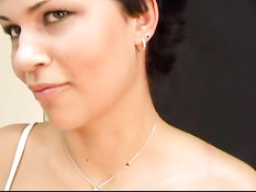 Девчонка с короткой стрижкой делает минет