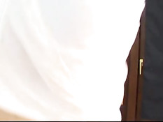 Девчонка с короткой стрижкой делает минет