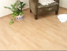 Девчонка с короткой стрижкой делает минет