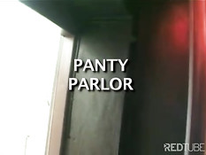 Пара занимается сексом в большой ванне