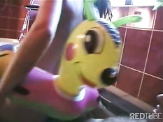 Пара занимается сексом в большой ванне