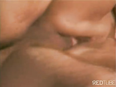 Пара занимается сексом в большой ванне