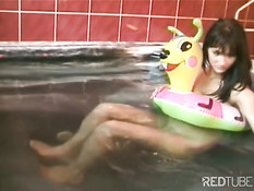 Пара занимается сексом в большой ванне