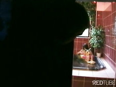 Пара занимается сексом в большой ванне