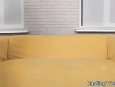 Секс со студенткой брюнеткой на диване