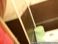 Молодую Марго трахают в попку