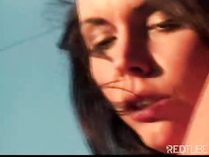 Грудастую женщину трахнули под голубым небом