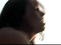 Грудастую женщину трахнули под голубым небом