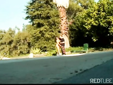 Грудастую женщину трахнули под голубым небом