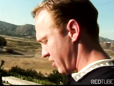 Грудастую женщину трахнули под голубым небом