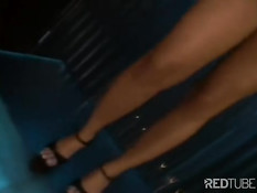 Горячая красотка показывает стриптиз и после сосёт член