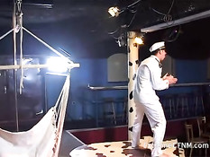 Целая толпа возбуждённых девок на парня