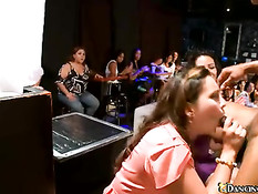 Пьяные тётки отсасывают парню на пати