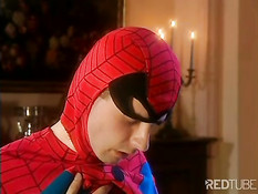 Парню в костюме человека паука делают минет