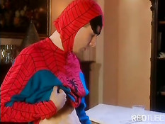 Парню в костюме человека паука делают минет