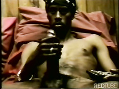 Чёрный парень в платке дрочит свой член