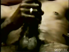 Чёрный парень в платке дрочит свой член