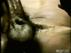 Чёрный парень в платке дрочит свой член