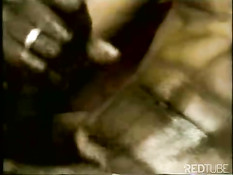 Чёрный парень в платке дрочит свой член