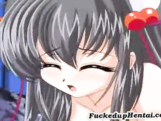 Девушке вставили во влагалище мастурбатор