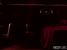 Девочка занимается сексом в постели