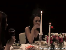 Роскошные девочки трахаюся при помощи секс машин