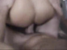 Сперма вытекает из ануса сексапильной женщины