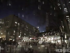 Уличная шлюха сосёт член мужику