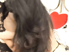 Молодые и старые лесбиянки устроили групповушку