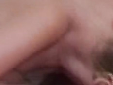 Мама с дочкой старательно ублажают паренька