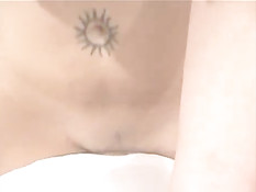 Любительница мастурбирует свою киску и сосет член