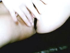 18-летняя девушка показывает своё юное тело