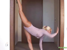 Сексуальные упражнения голой балерины