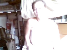 Девушка раздевается перед веб-камерой