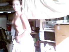 Девушка раздевается перед веб-камерой