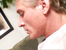 Дикое азиатское двойное проникновение в девушку