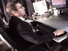 Развратный босс домогается к секретарю азиатке