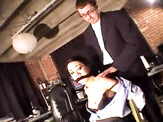 Развратный босс домогается к секретарю азиатке