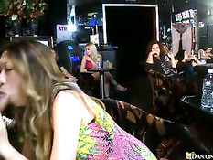 Голый танцор получает удовольствие от девичьего минета