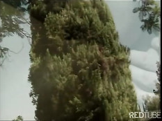 Грудастая рыжая тёлка трахается в саду