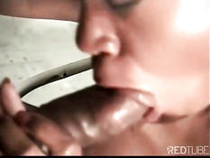 Чёрная малышка очень хочет попробовать белую сперму