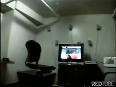 Парень с накачанным телом хорошо дрочит на камеру