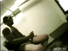 Парень с накачанным телом хорошо дрочит на камеру