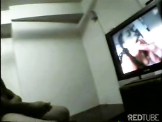 Парень с накачанным телом хорошо дрочит на камеру