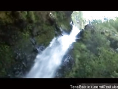 Порно звезда Тера Патрик трахается на природе