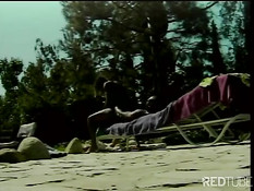 Молодая пара чёрных студентов трахается во дворе