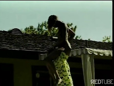 Молодая пара чёрных студентов трахается во дворе