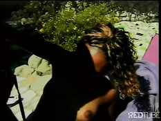 Молодая пара чёрных студентов трахается во дворе