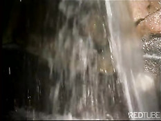 Большие чёрные сиськи отодраны в два отверстия